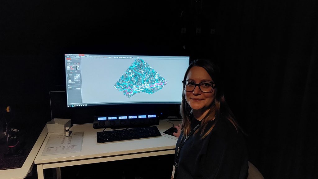 Žena pri práci s moderným mikroskopom