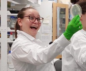 Vedkyňa v bielom plášti sa teší z úspechu v laboratóriu