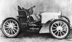 Historický model auta Mercedes 35 PS na čiernobielej fotografii