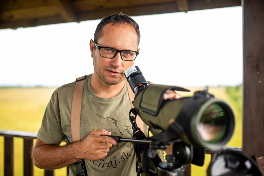 Muž s objektívom na pozorovanie živočíchov