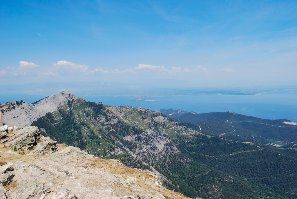 Pohľad z výšky na vrch a za ním more