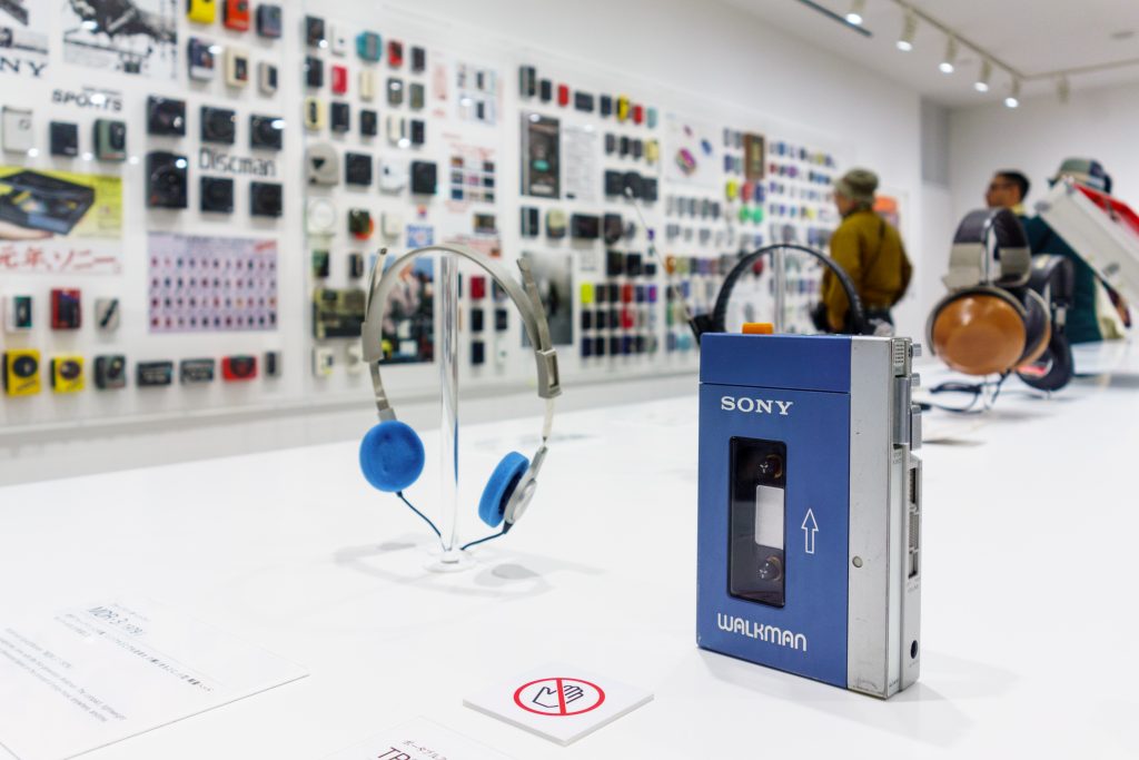 Prehrávač Sony Walkman so slúchadlami vystavený v galérii