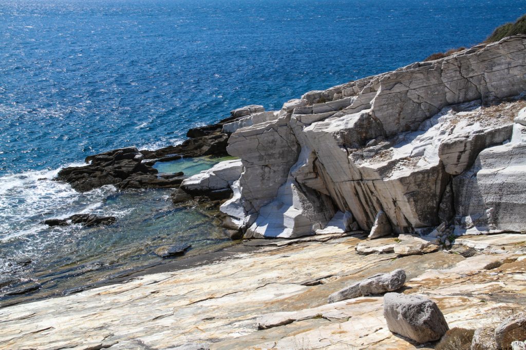 Staroveký mramorový lom s bielym mramorom a azúrovým morom