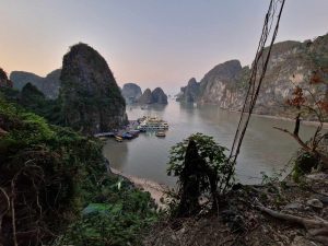 Skalné útvary vyčnievajúce z vody