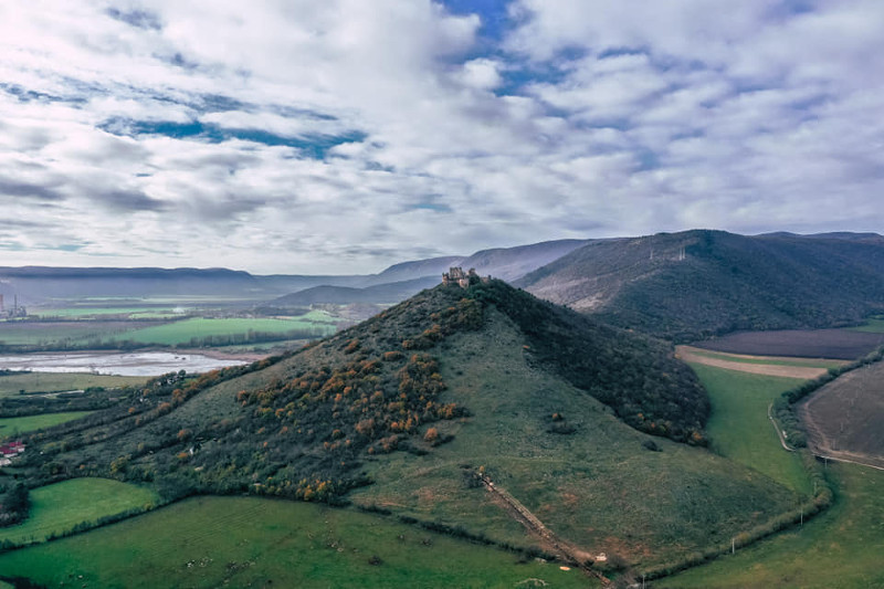 Zrúcanina hradu na vápencovom vrchu