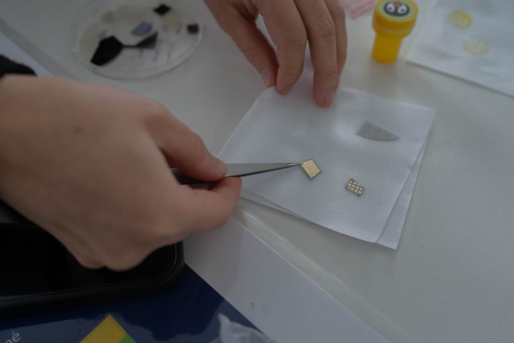 Muž v laboratórnych podmienkach pracuje s kremíkom