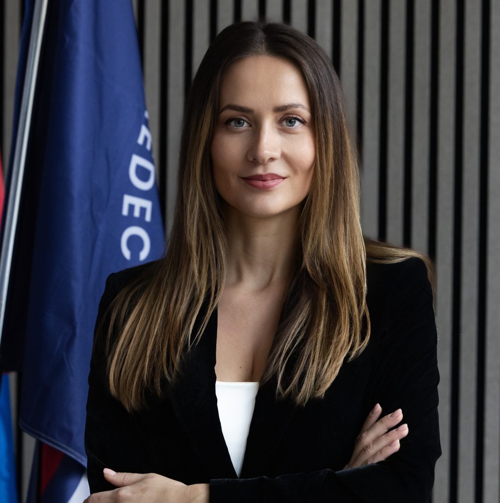 Fotografický portrét mladej ženy v elegantnom oblečení
