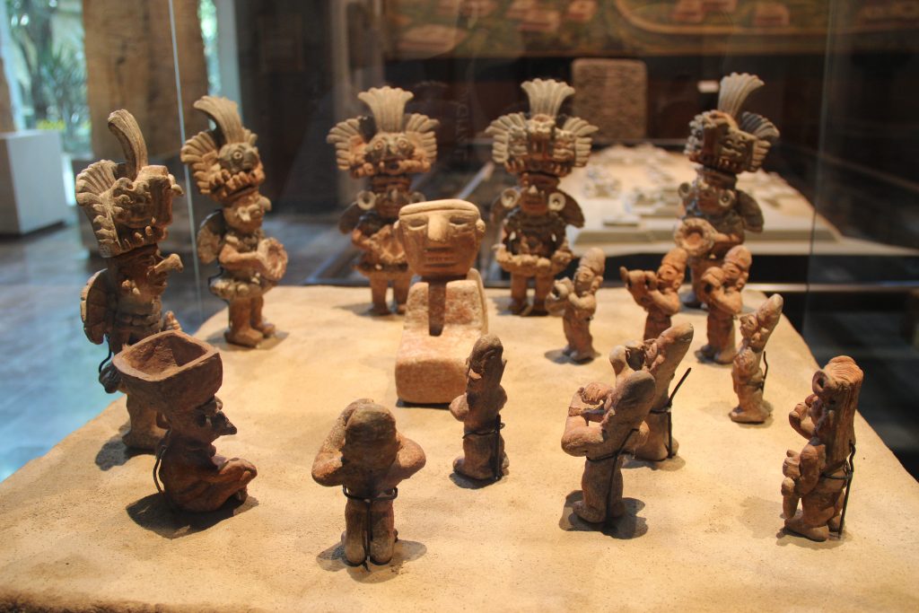 Menšie figúrky domorodých obyvateľov