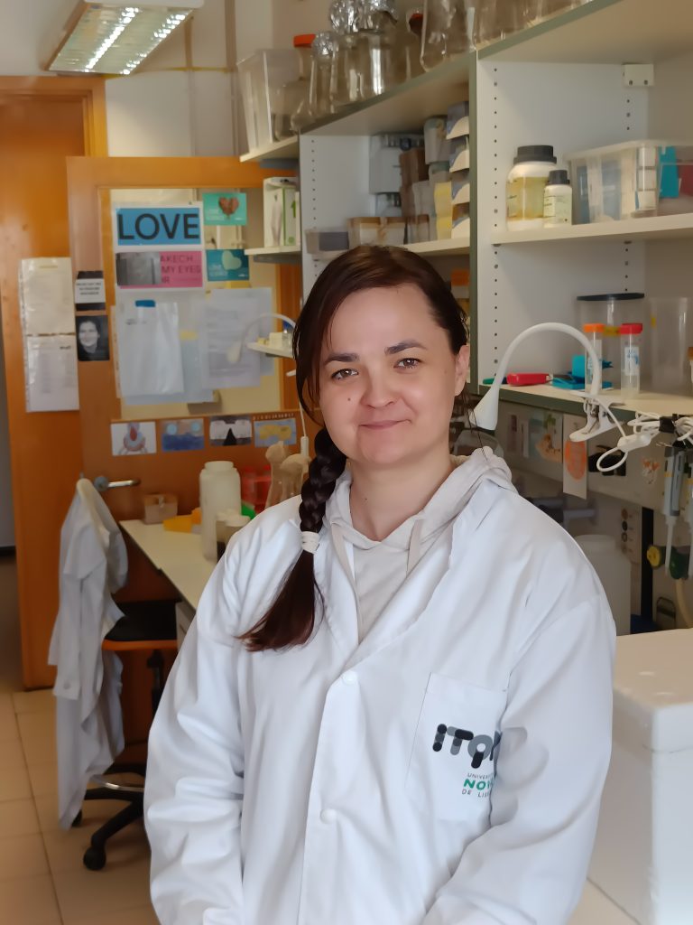Biologička v laboratóriu oblečená v bielom pracovnom plášti