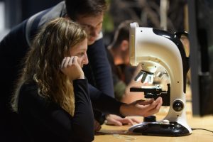 Muž a žena pracujú s mikroskopom