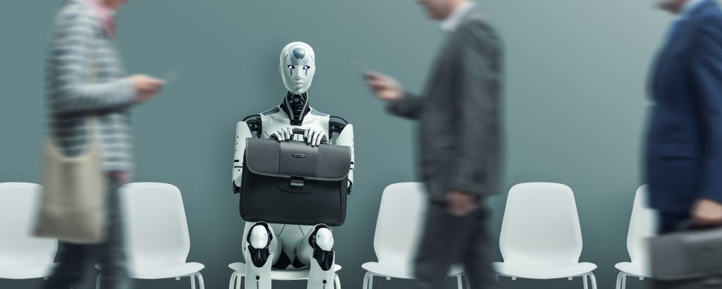 Humanoidný robot s taškou sediaci vo firme