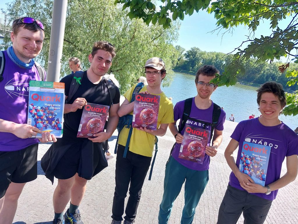 Päťčlenný víťazný tím šifrovacej hry Blavou zadnou 2026, ktorých Quark odmenil výtlačkami