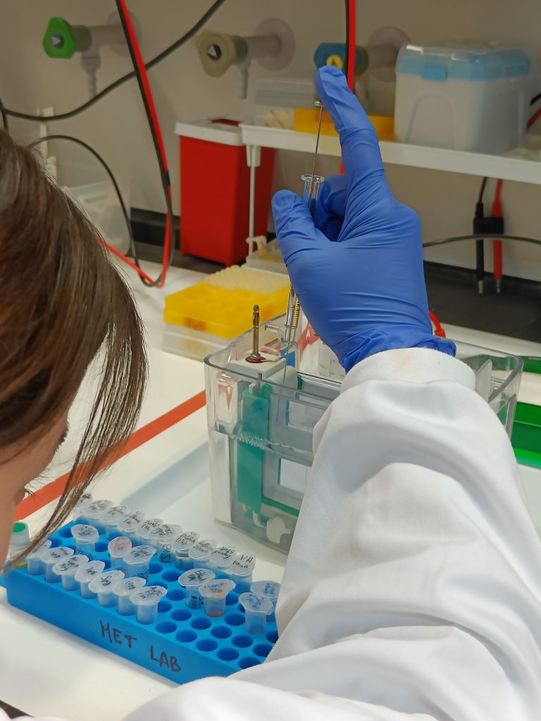 Vedkyňa pri práci v laboratóriu