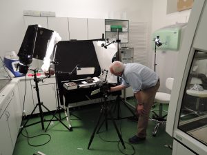 Fotograf pri fotení exponátu v múzeu