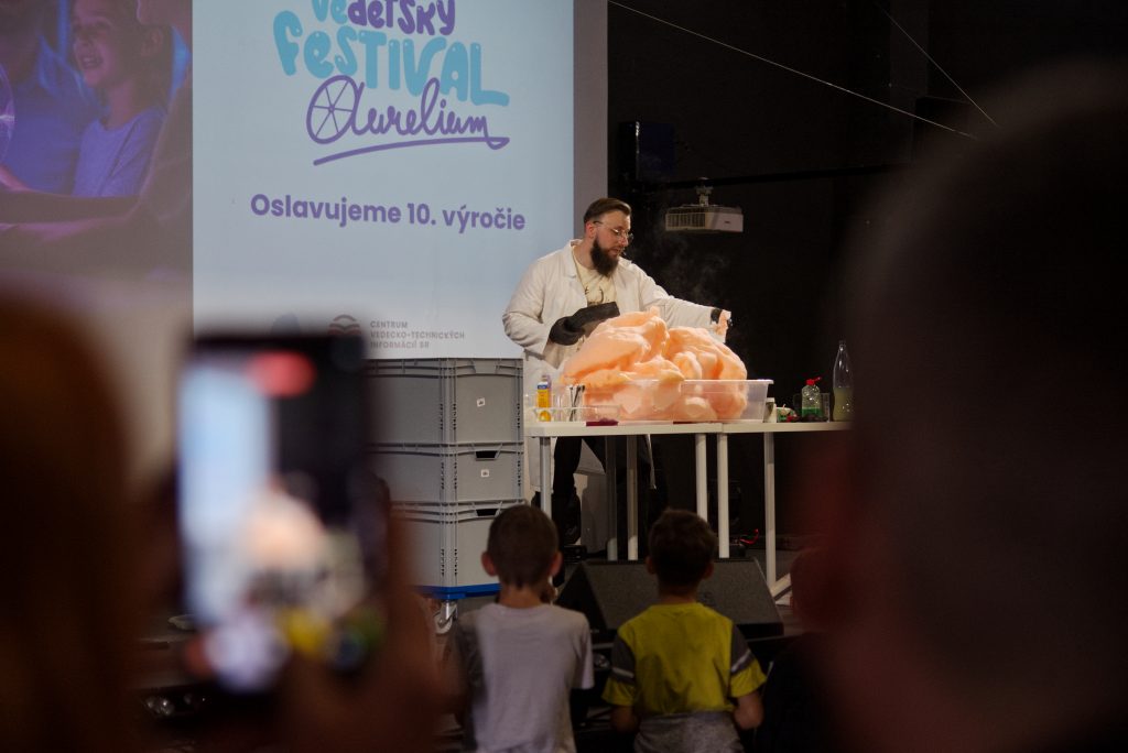 Ivan Gábriš pri experimente slonia zubná pasta