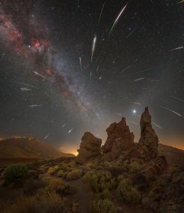 Meteorický roj na nočnej fotografii uprostred skalnatej prírody