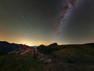 Viacero fotografov pri fotení Mliečnej cesty v horách