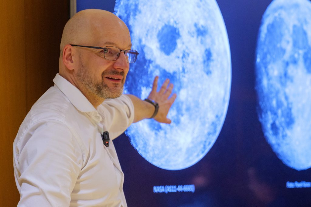 Pavel Gabzdyl ukazuje na obrazovku s fotografiami Mesiaca.