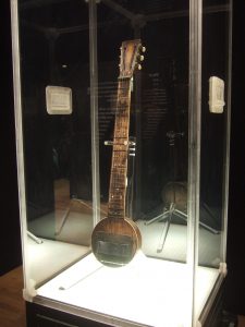 Historická gitara ako exponát v múzeu