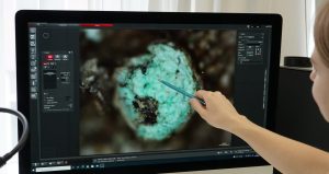 Zelenomodrý minerál v lišajník na monitore
