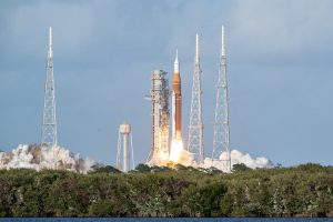 Štart rakety s kozmickou loďou
