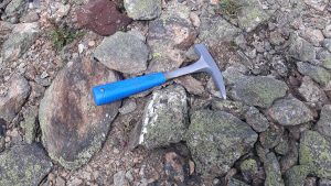 Geologické kladivo na kameni