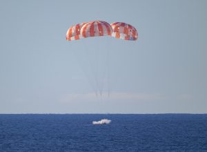 Pristátie vesmírnej lode v oceáne za pomoci troch padákov
