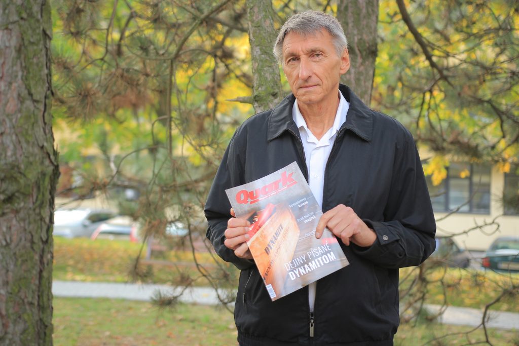 Profesor Karol Jesenák s časopisom Quark