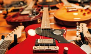 Gitara červenej farby