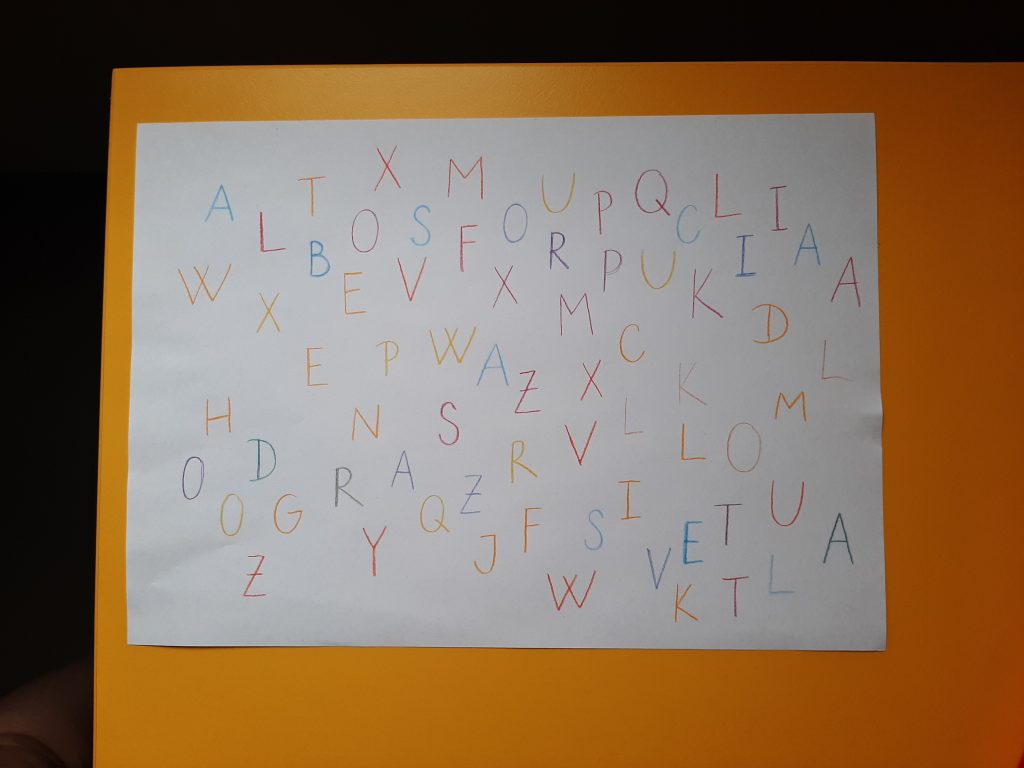 Papier s farebnými písmenami