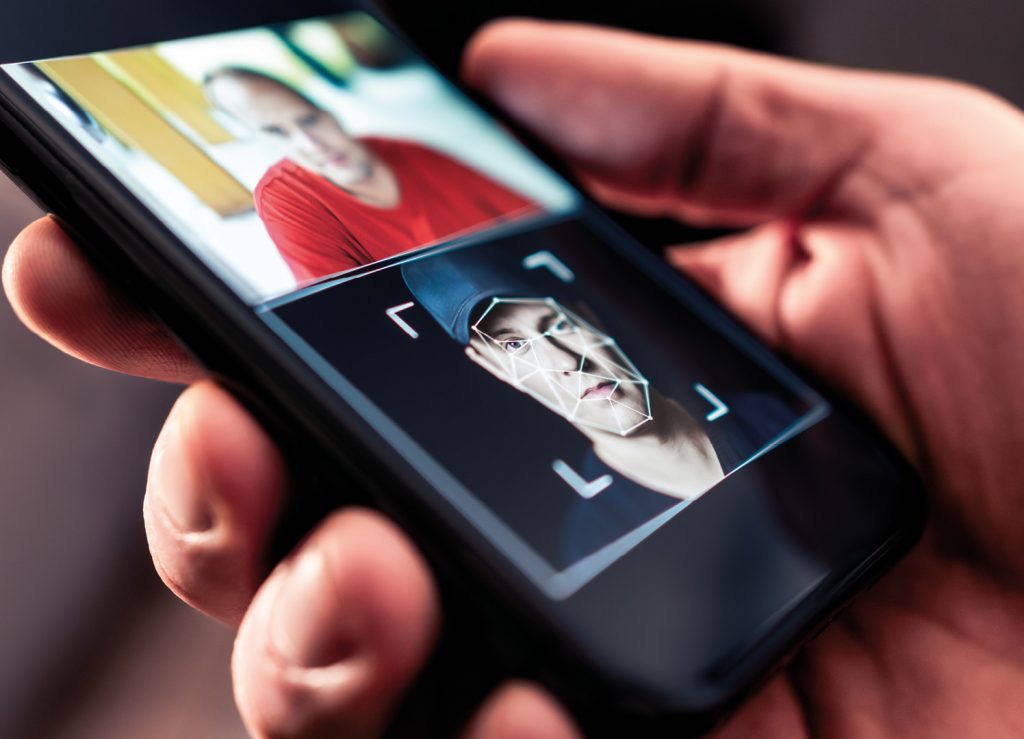 Tvár na telefóne so značkami biometrie