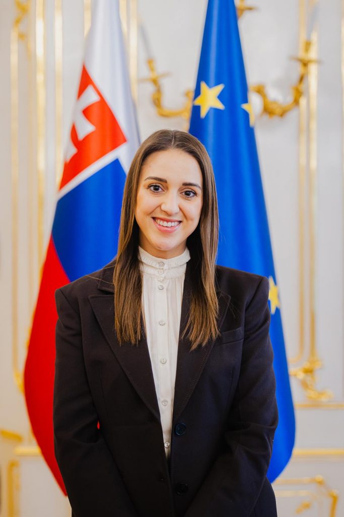 Melina Korčok v Prezidentskom paláci pred slovenskou vlajkou a vlajkou Európskej únie