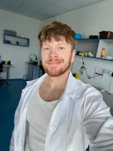 Jakub Víglaský v bielom laboratórnom plášti