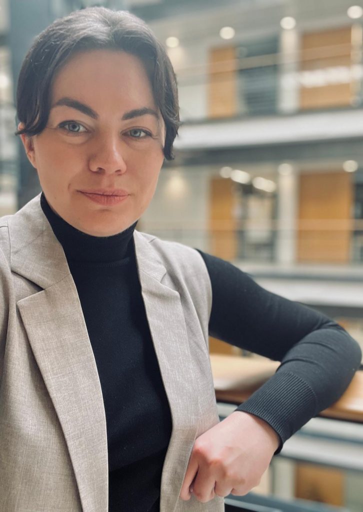 Žena s vyloženou rukou pózuje na portrétnej fotografii