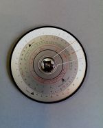 Logaritmické pravítko kruhovej konštrukcie.