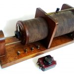 Prijímacia aparatúra (kryštálka) z roku 1915, pri nej miniatúrna kryštálka vyrobená o niekoľko desaťročí neskôr (foto: Štefan Holakovský)