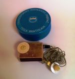 V popredí je prijímač, ktorý sa zmestil do bežnej zápalkovej škatuľky; navrhol ho a zostrojil autor článku začiatkom sedemdesiatych rokov. Za ním je tranzistorový prijímač vyrábaný v Tesle Bratislava pri príležitosti majstrovstiev sveta v hokeji, ktoré sa konali v Prahe v roku 1978.